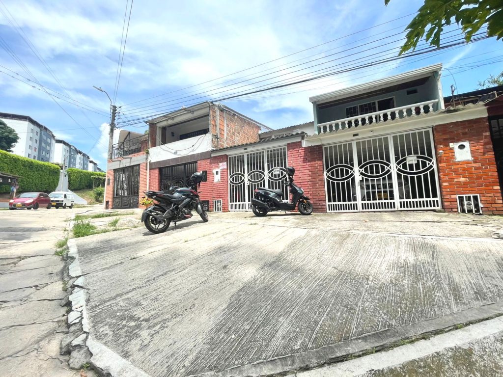 ventacasacercaalparqueprincipalysantisimodefloridablancabarriojardindellimoncito